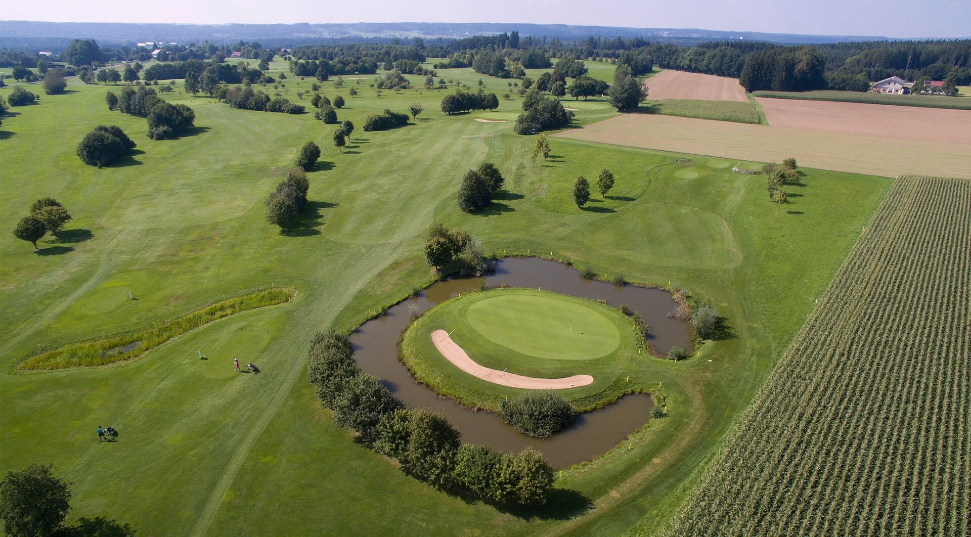 Golfplatz mit Teich von oben