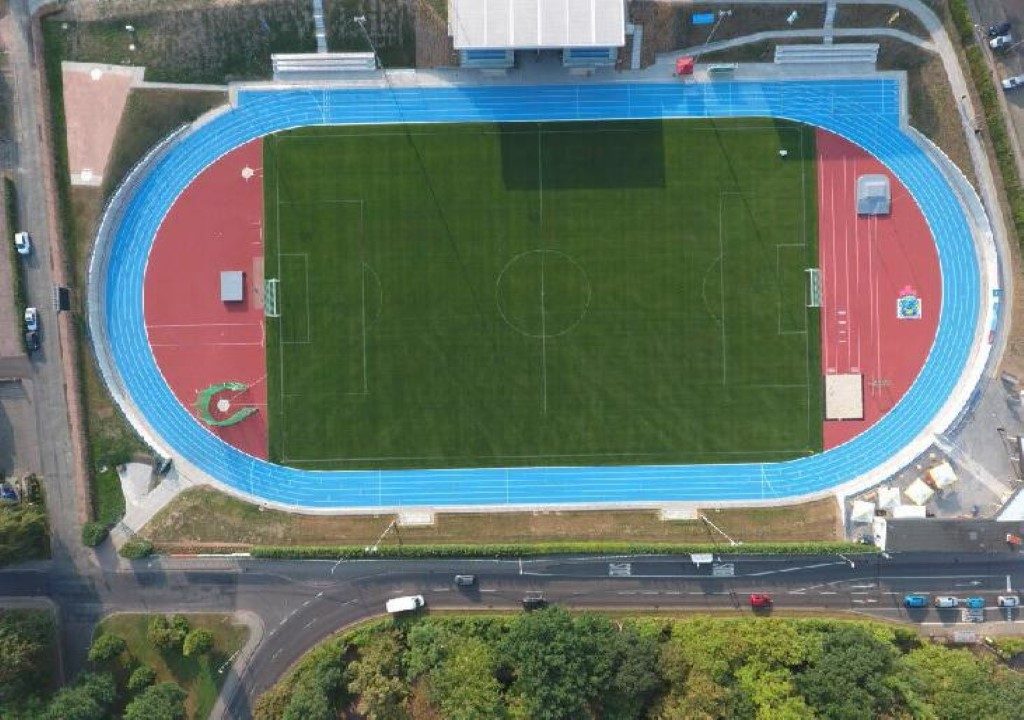 Zweifarbige Leichtathletikanlagen prägen das Bild des neuen Stadions am Schwanenteich in Mittweida. Foto: Ingenieurbüro Lochschmidt, Mittweida