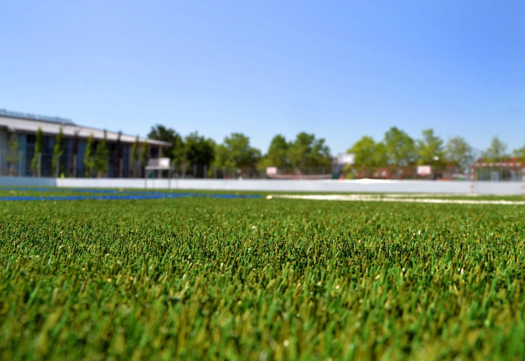 Nahaufnahme Kunstrasen-Spielfeld