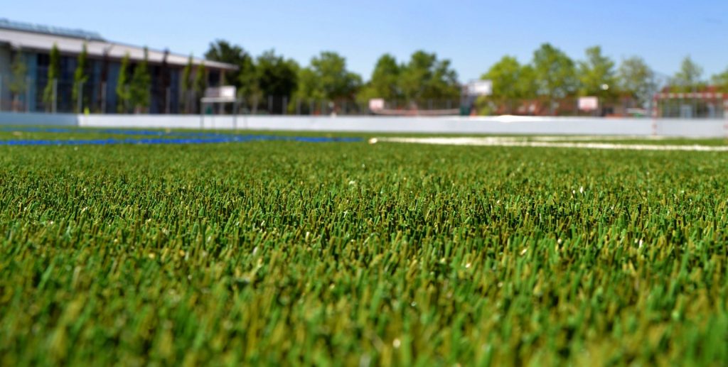 Nahaufnahme Kunstrasen-Spielfeld