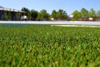 Nahaufnahme Kunstrasen-Spielfeld